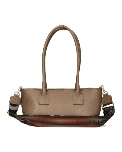 Torebka o wydłużonym kształcie z kwiatem