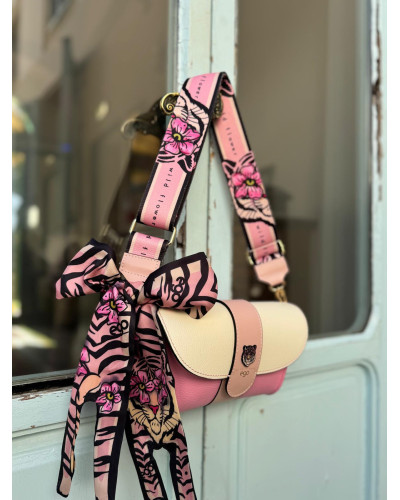 Mała torebka  z języczkiem na środku