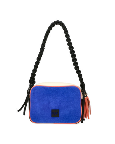 エンボス加工のロゴが入ったレンガ型バッグ