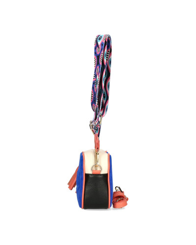 エンボス加工のロゴが入ったレンガ型バッグ