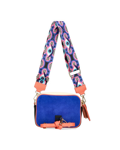 エンボス加工のロゴが入ったレンガ型バッグ