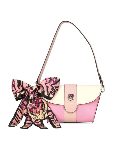 Mała torebka  z języczkiem na środku