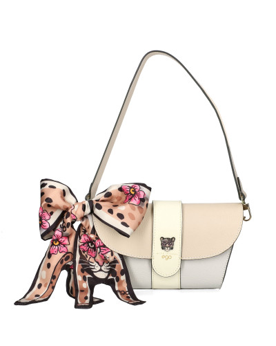 Mała torebka  z języczkiem na środku