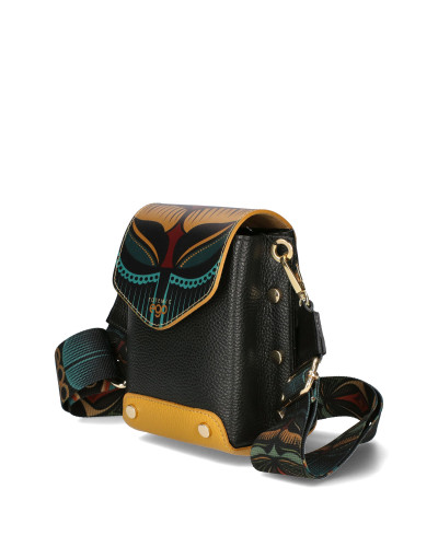 Bag with interchangeable flaps