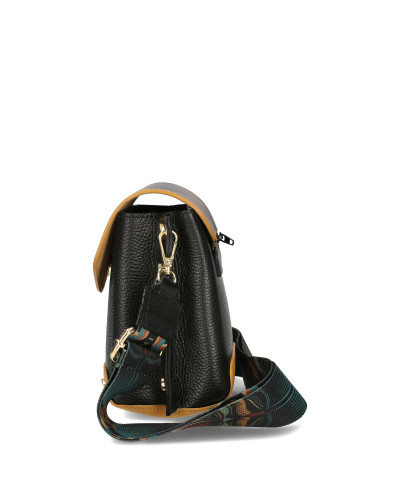 Bag with interchangeable flaps